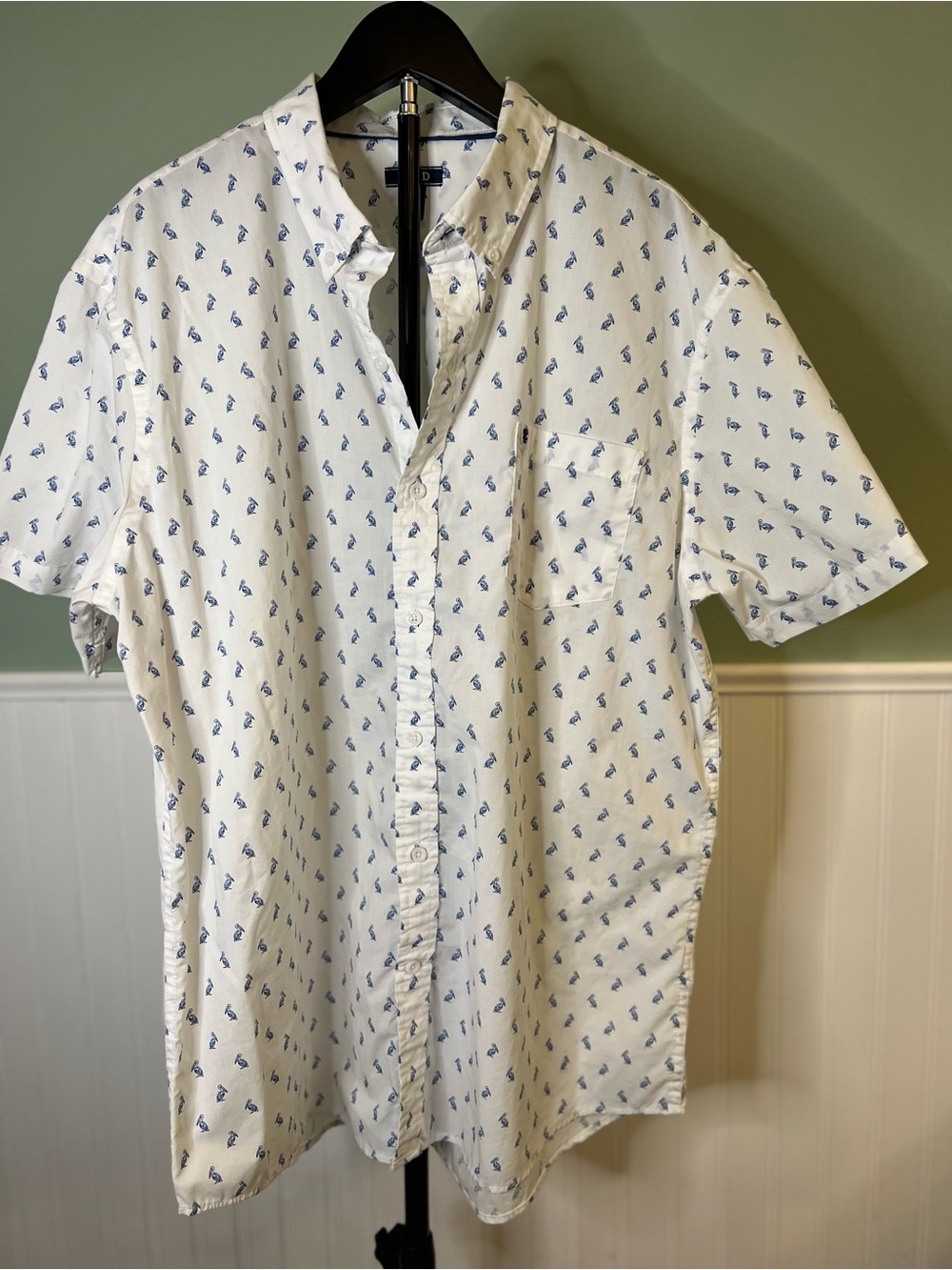 Izod Men's Short-Sleeve Button-Up White Shirt -  Pelican Print. Size XL